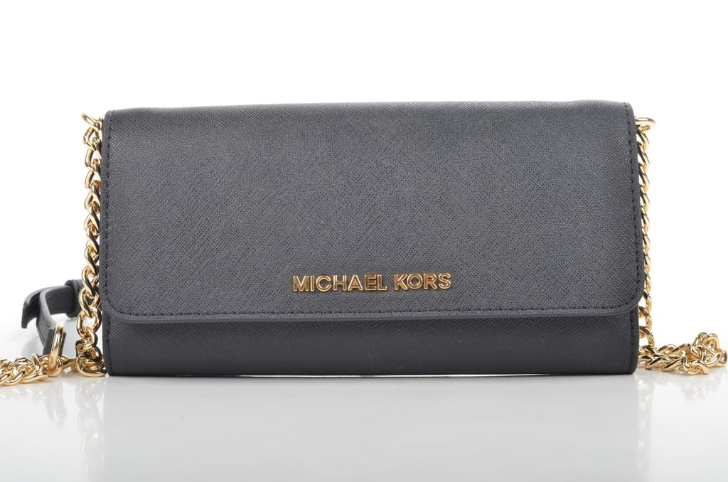 Eine Michael Kors Handtasche wird präsentiert.