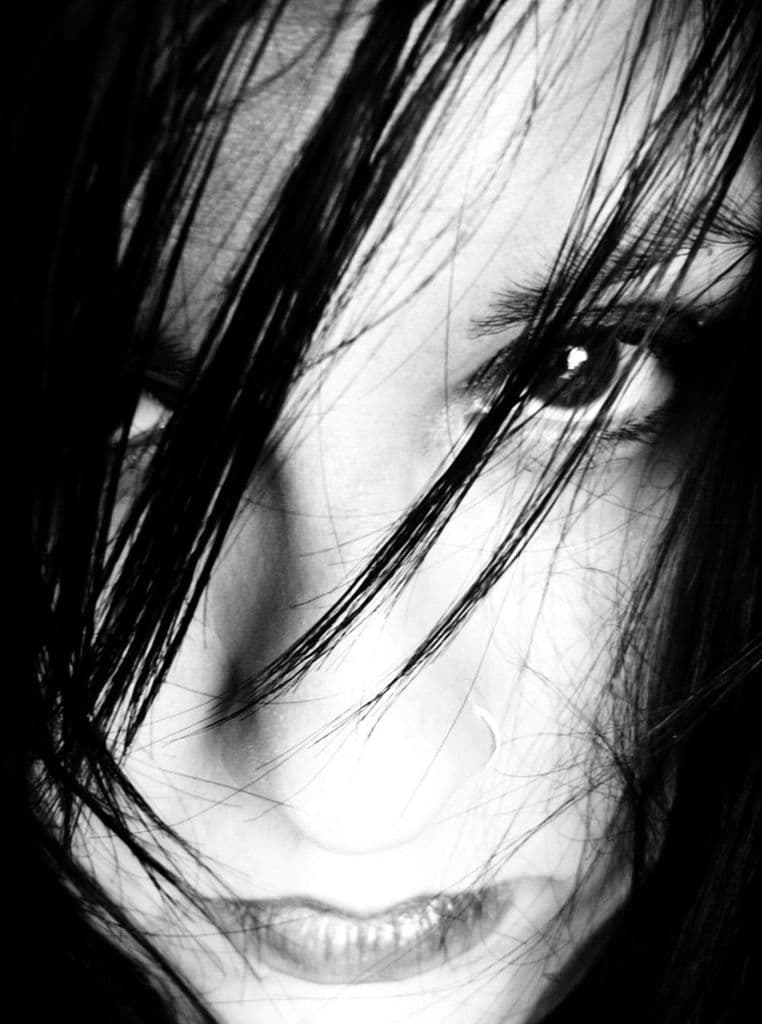 Eine Frau steht in der Mitte des Bildes.