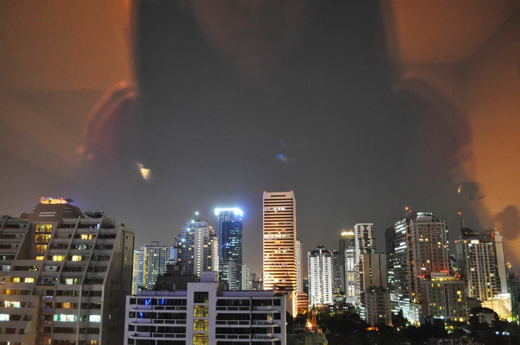 Gebäude mit Nachtbeleuchtung.