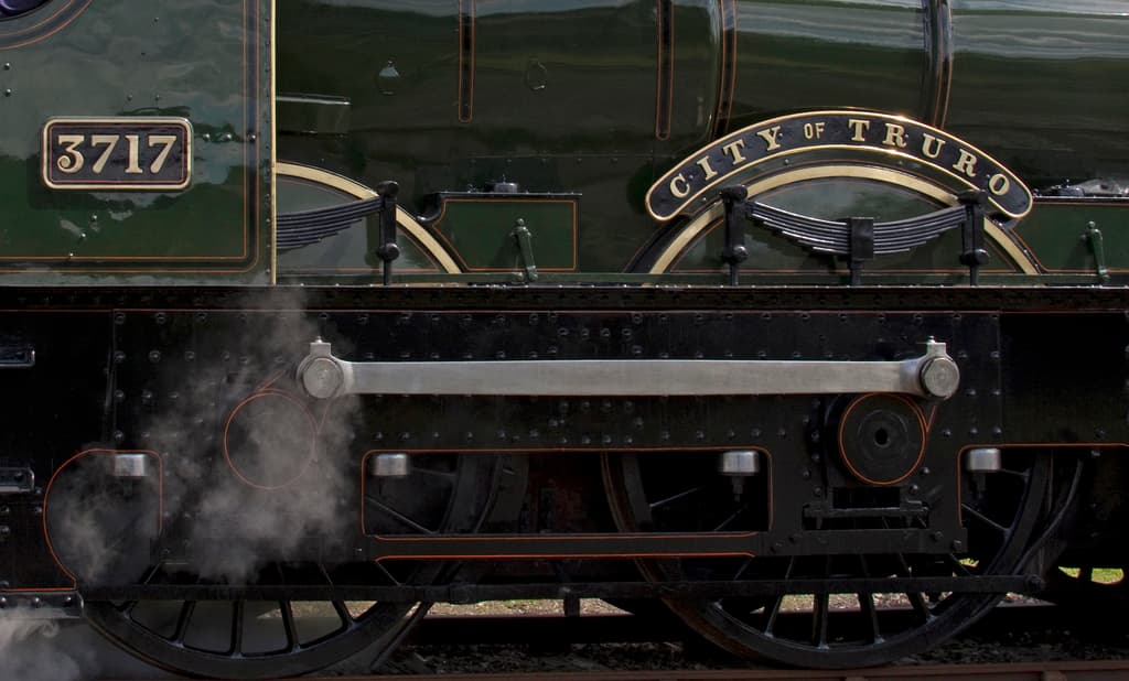 Ein Zug befindet sich auf einem Gleis.