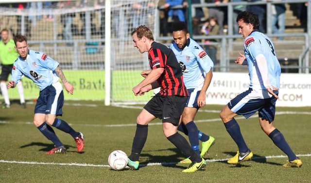 Eine Gruppe von Menschen spielt mit einem Fußball.
