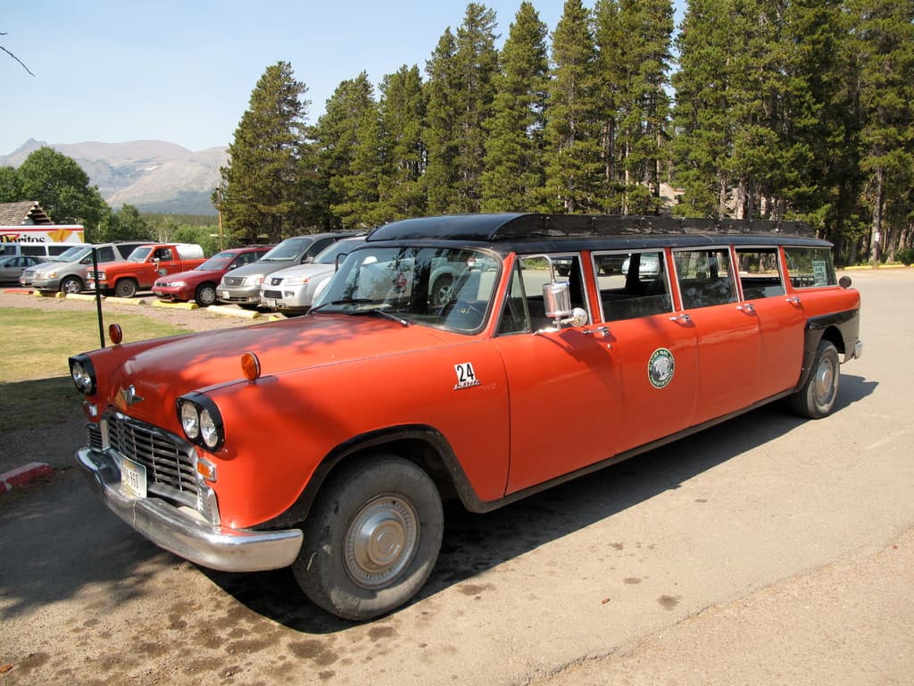 Eine Straße mit Autos, Bäumen an den Seiten und einem Himmel darüber.