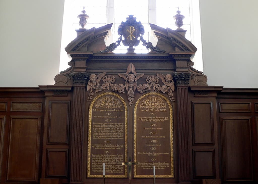 Ein Museums-Schild mit Text und Skulpturen darauf.