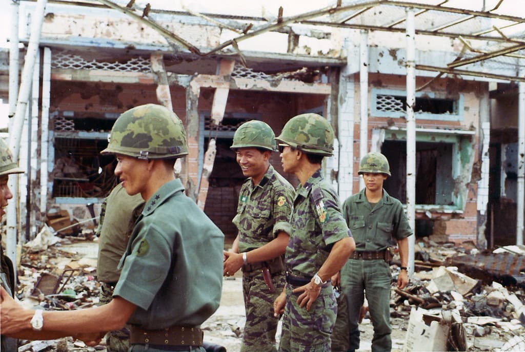 Ein abgerissenes Haus mit einigen Soldaten in der N├Ąhe.