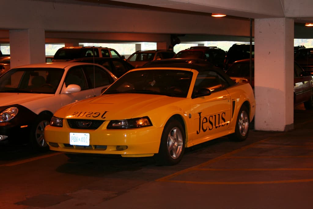 Ein Parkplatz voller Autos in Reihen geparkt.