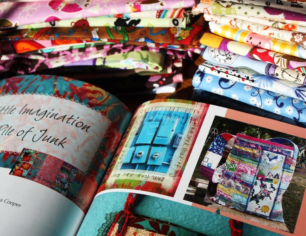 Ein einzelnes Buch mit einem sichtbaren Rücken und Einband.