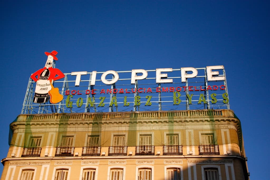 Ein Gebäude mit einem Netz und Namensschildern, mit dem Himmel im Hintergrund.