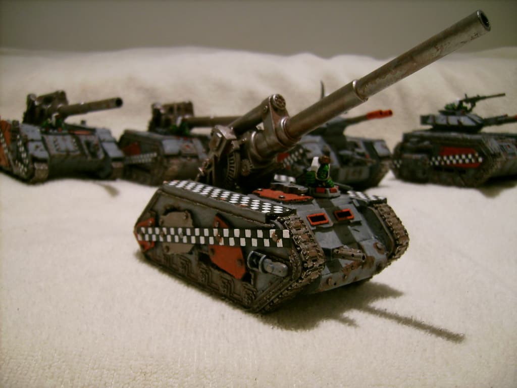 Panzer auf einem weißen Tuch mit weißem Hintergrund angezeigt.