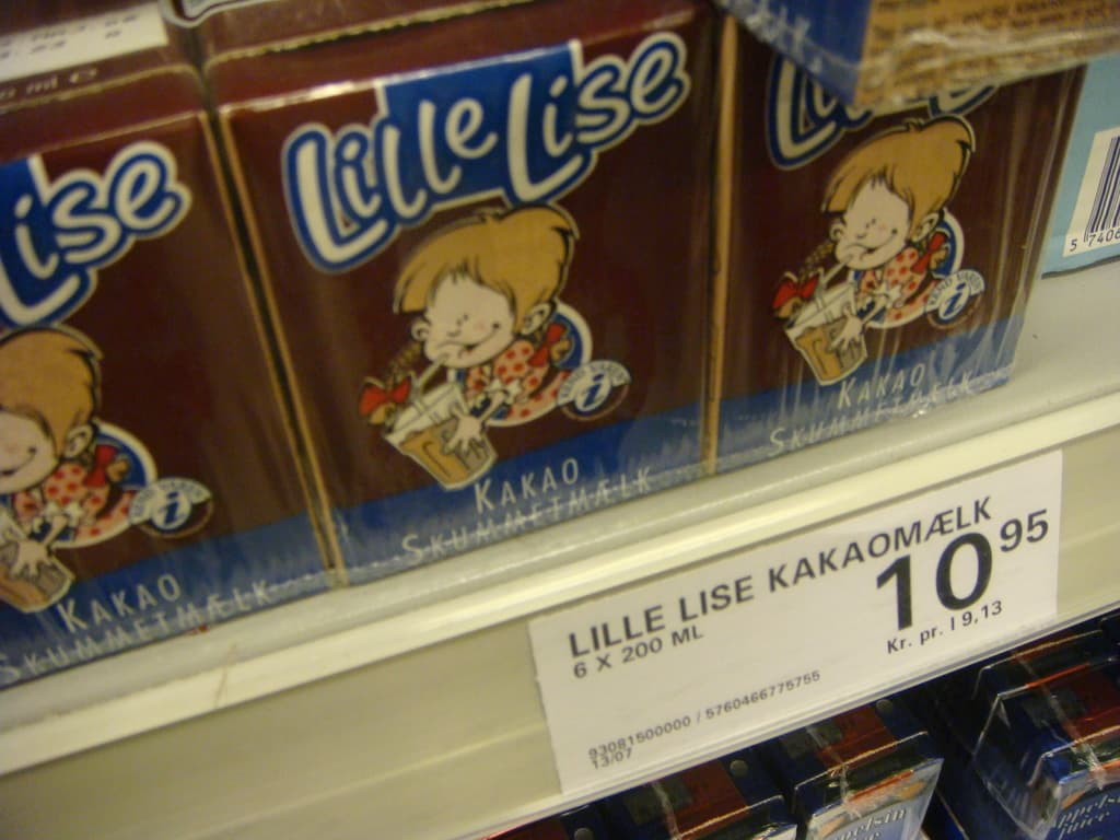 Ein Gestell mit verschiedenen Lebensmitteln und einem Etikett.