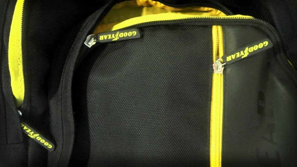 Ein schwarzer und gelber College-Rucksack mit der Aufschrift "Good Year" auf dem Reißverschluss.