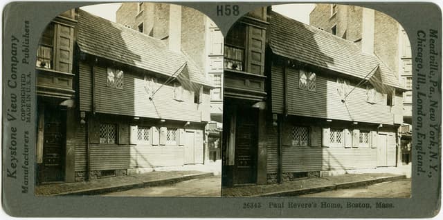 Ein Collage von Gebäuden mit sichtbarem Text.