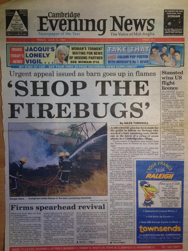 Eine Zeitungsvorderseite mit mehreren Anzeigen und Schlagzeilen.