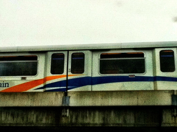 Ein Zug überquert eine Brücke.