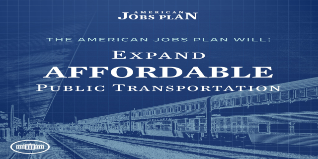 Plakat mit einem Zug auf einem Bahngleis mit mehreren Menschen in der Nähe, das "The American Jobs Plan Will Expand Affordable Public Transportation" bewirbt.