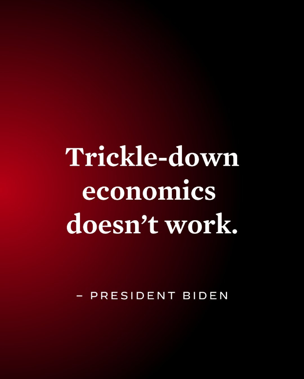 Plakat mit fettem schwarzem Text "Trickle-Down Economics Doesn't Work" auf weißem Hintergrund, umrandet von einem schmalen schwarzen Rahmen, begleitet von einem Zitat des Präsidenten Biden.