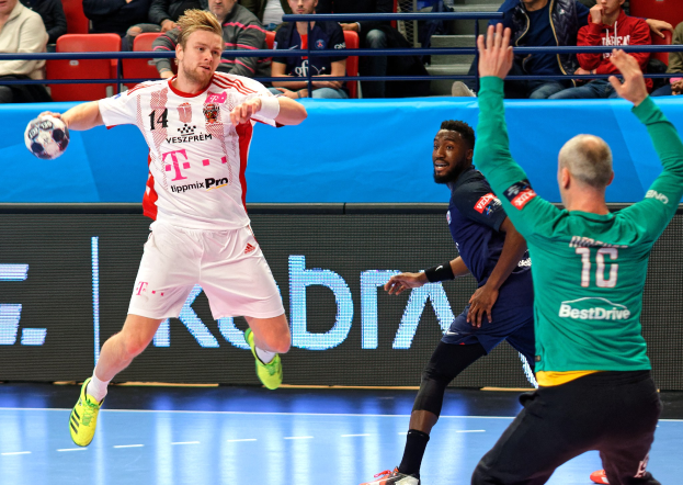 Eine Gruppe von Männern, die auf einem Handballfeld Handball spielen, während des Futsal-Weltmeisterschaft 2019-Spiels zwischen Bayern München und Paris Saint-Germain, mit Zuschauern im Hintergrund.