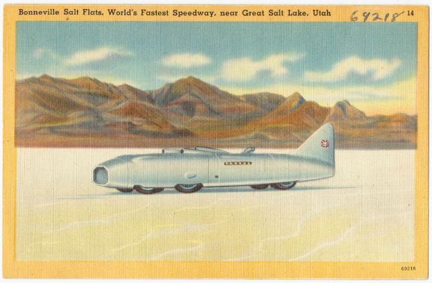 Ein weißes Flugzeug ist im Vordergrund dargestellt, mit Hügeln im Hintergrund und einem klaren Himmel darüber, möglicherweise als Fotografie gerahmt.