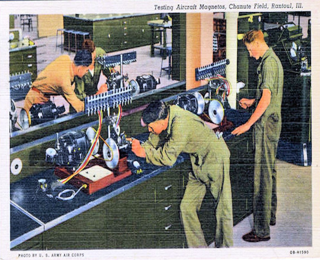 Gruppe von Männern an Maschinen in einer Fabrik, mit Text oben und unten im Bild.