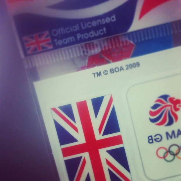 Ein Nahaufnahme-Foto eines Ausweises mit der amerikanischen Flagge und dem Text "Critical Licence" auf der Vorderseite.