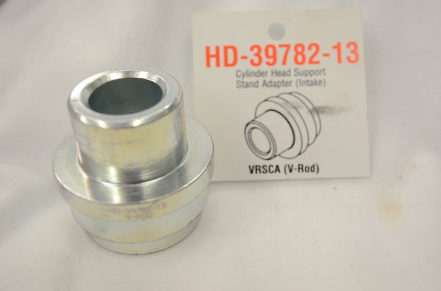 Ein Metallobjekt mit der Bezeichnung "HD 397 82 13 Zylinderkopfstütze Halteradapter Ansaugung."