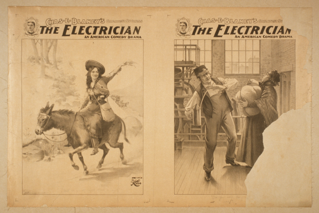 Frau auf einem Pferd auf der linken Seite, drei Personen auf der rechten Seite, eine davon hält einen Hut, ein Gebäude im Hintergrund und Text, der "The Electrician - Ein Amerikanisches Comedy-Drama" oben zeigt.