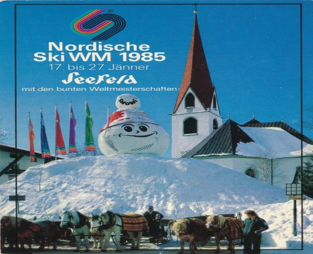 Plakat für die Nordischen Ski-Weltmeisterschaften 1985 in Seefeld, Schweiz, das eine schneebedeckte Landschaft mit Skifahrern, Pferden, Fahnen, Gebäuden, Bäumen und Text zeigt.