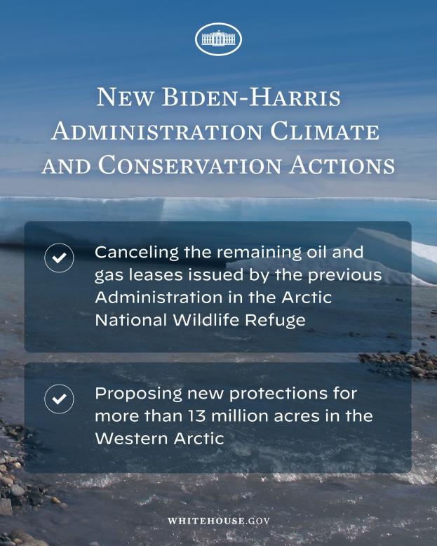 Ein Plakat mit dem Text "Neue Klimaschutz- und Naturschutzmaßnahmen der Biden-Harris-Regierung" vor einem Hintergrund aus Himmel, Wolken, Wasser und Steinen.