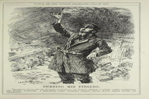 Ein Mann in einem Trenchcoat und Hut hält eine Zigarette in der Hand, vor sich ein Blatt Papier mit der Aufschrift "Verbrennt seine Finger", mit entschlossener Miene.