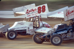 Mehrere Autos fahren auf einer Straße mit einer Sicherheitsbarriere, mit einem unscharfen Hintergrund.