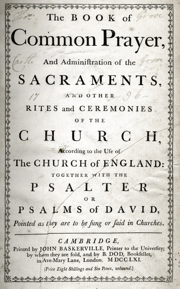 Ein altes, offenes Buch mit dem Titel "The Book of Common Prayer and Administration of the Sacraments, Rites and Ceremonies of the Church of England" mit einer sichtbaren Seite mit schwarzer Tinte.
