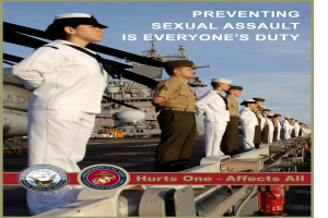 Plakat, das eine Gruppe von Menschen in weißen Uniformen und Mützen auf dem Deck eines Schiffs mit einem Feuerlöscher im Vordergrund zeigt, betitelt mit "Verhindern von sexueller Gewalt ist die Pflicht von allen - Einer verletzt, alle betroffen."