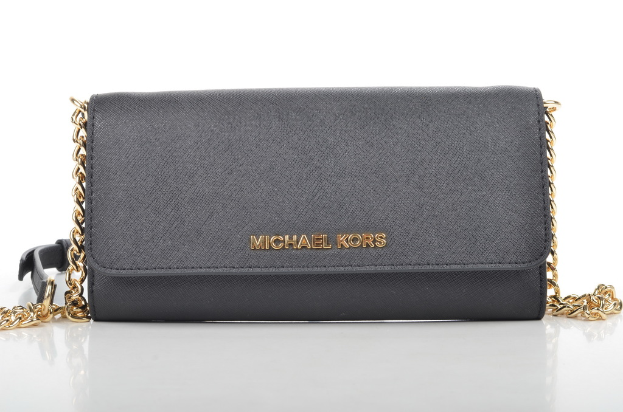 Eine Michael Kors Handtasche wird präsentiert.