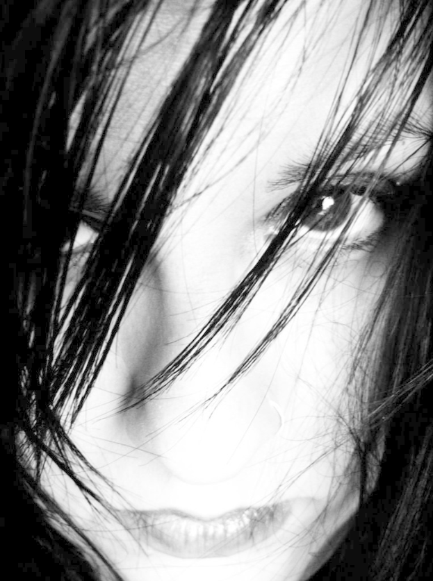 Eine Frau steht in der Mitte des Bildes.