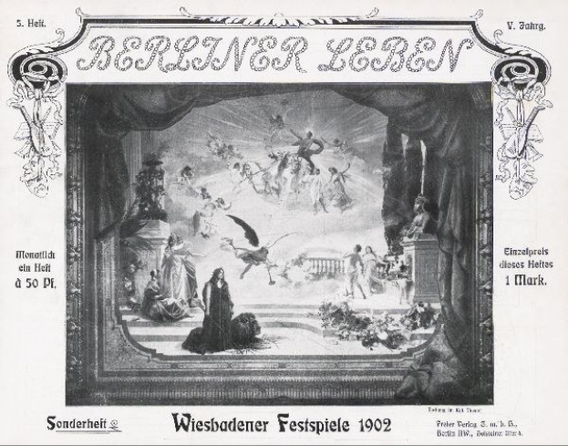 Schwarz-weiß-Foto einer Bühne mit Schauspielern in traditioneller deutscher Tracht bei den Wiesbadener Festspielen 1902, mit einem applaudierenden Publikum im Hintergrund.