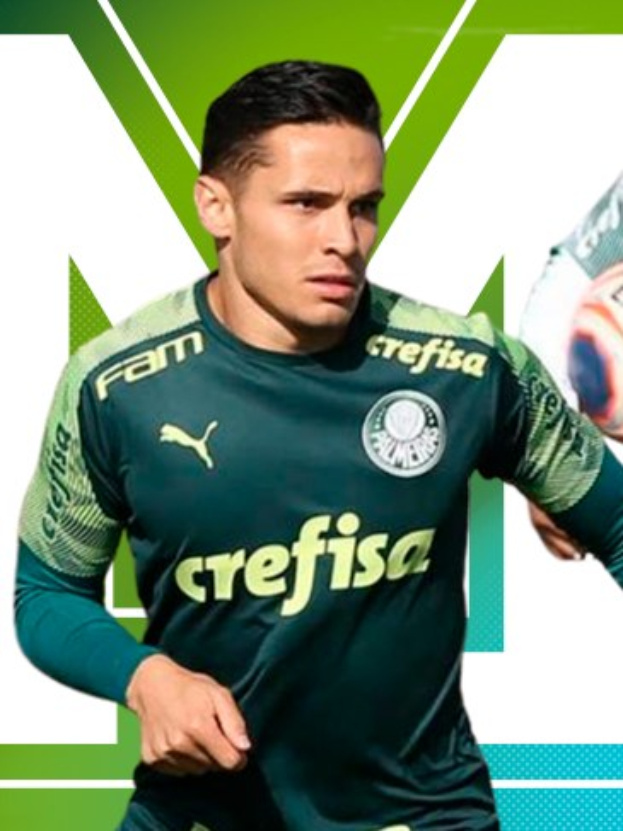 Ein konzentrierter Fußballspieler in einem grün-weißen Trikot (Nummer 19) läuft mit einem Ball während des Match Attax Champions League 2019/20.