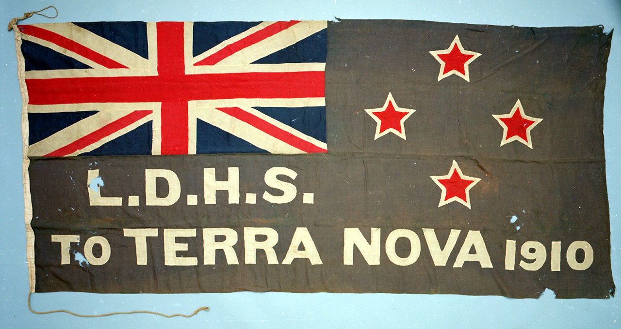 Britisches Flagge mit 'LDHS nach Terra Nova 1910' in schwarzem Text innerhalb eines weißen Randes, mit einem roten, weißen und blauen Union Jack und einem weißen Stern in der Mitte.