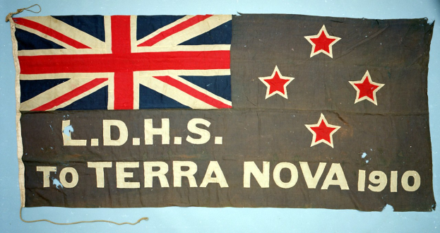 Britisches Flagge mit 'LDHS nach Terra Nova 1910' in schwarzem Text innerhalb eines weißen Randes, mit einem roten, weißen und blauen Union Jack und einem weißen Stern in der Mitte.