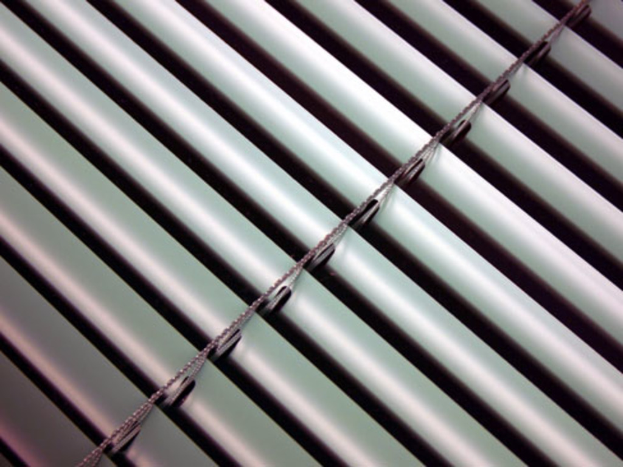 Mehrere Glasscheiben sind in einem Fenster zu sehen.