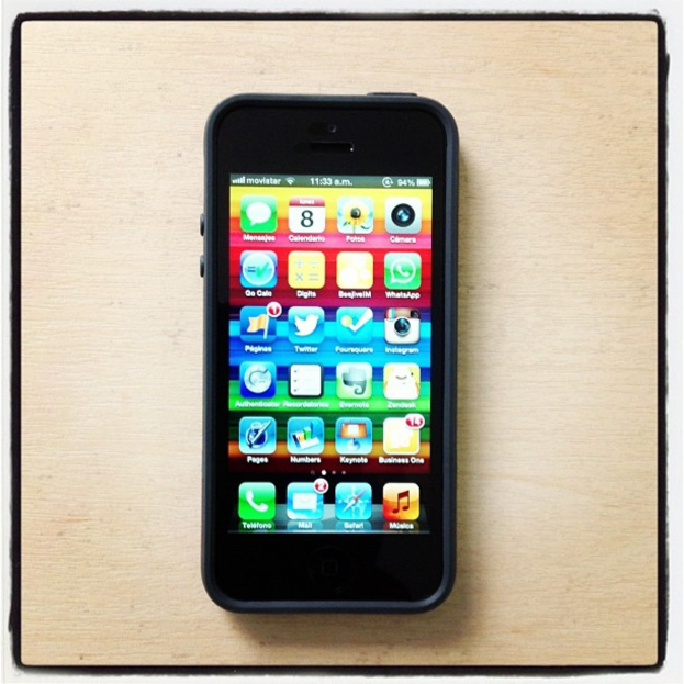 Ein Handy liegt in der Mitte des Bildes auf dem Boden.