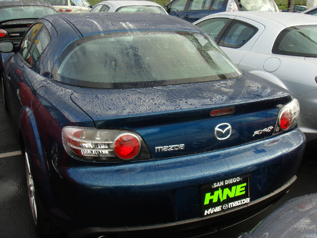 Mehrere Autos auf einer Straße mit einem Schild am Boden.