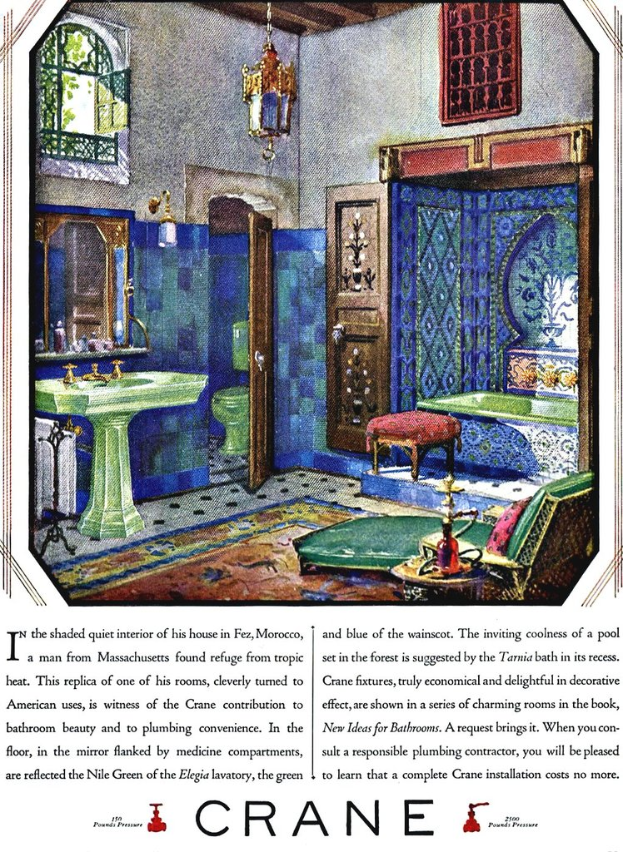 Eine Badezimmerszene mit einem Waschbecken, Wasserhahn, Spiegel, Lampe, Fenster, Tür, WC, Hocker, Stuhl, Badewanne und einem Teppich, dargestellt in einer Buchillustration mit gedrucktem Text.