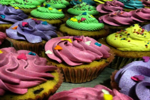 Mehrere Cupcakes sind zusammen angeordnet und zeigen eine Vielfalt an Farben und Verzierungen.
