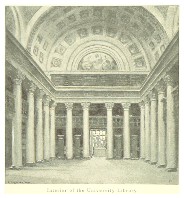 Innenansicht einer prächtigen Universitätsbibliothek mit hohen Säulen und detaillierten Deckenentwürfen, mit Text am unteren Rand, der das Ästhetik verbessert.