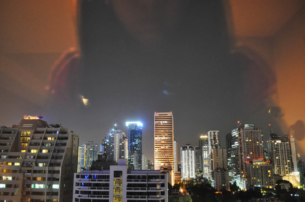 Geb├Ąude werden nachts mit Lichtern beleuchtet.