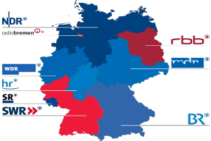 Eine Deutschlandkarte mit in Rot und Blau hervorgehobenen Bundesländern, die die Ergebnisse der Wahl von 2016 zeigen, mit Text zu Kandidaten und Wahldatum.