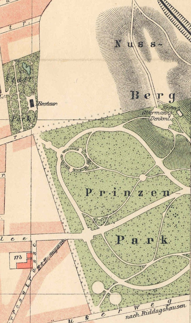 Detailierte alte Karte von Berlin, Deutschland, markiert den Standort eines Parks mit Straßen, Sehenswürdigkeiten und Text, der den Park Größe, Lage und Merkmale beschreibt.