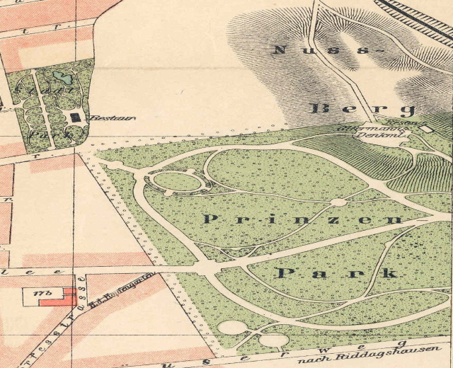 Detailierte alte Karte von Berlin, Deutschland, markiert den Standort eines Parks mit Straßen, Sehenswürdigkeiten und Text, der den Park Größe, Lage und Merkmale beschreibt.
