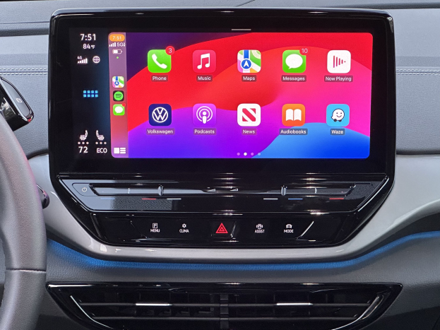 Innenraum eines Volkswagen e-Golf mit linksseitigem Lenkrad und einem zentralen Apple CarPlay-Display.