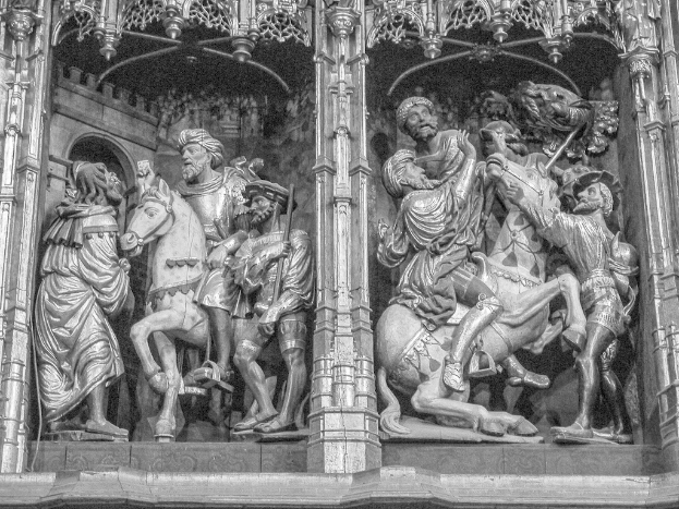 Sculpturen in einer Outdoor-Umgebung ausgestellt.