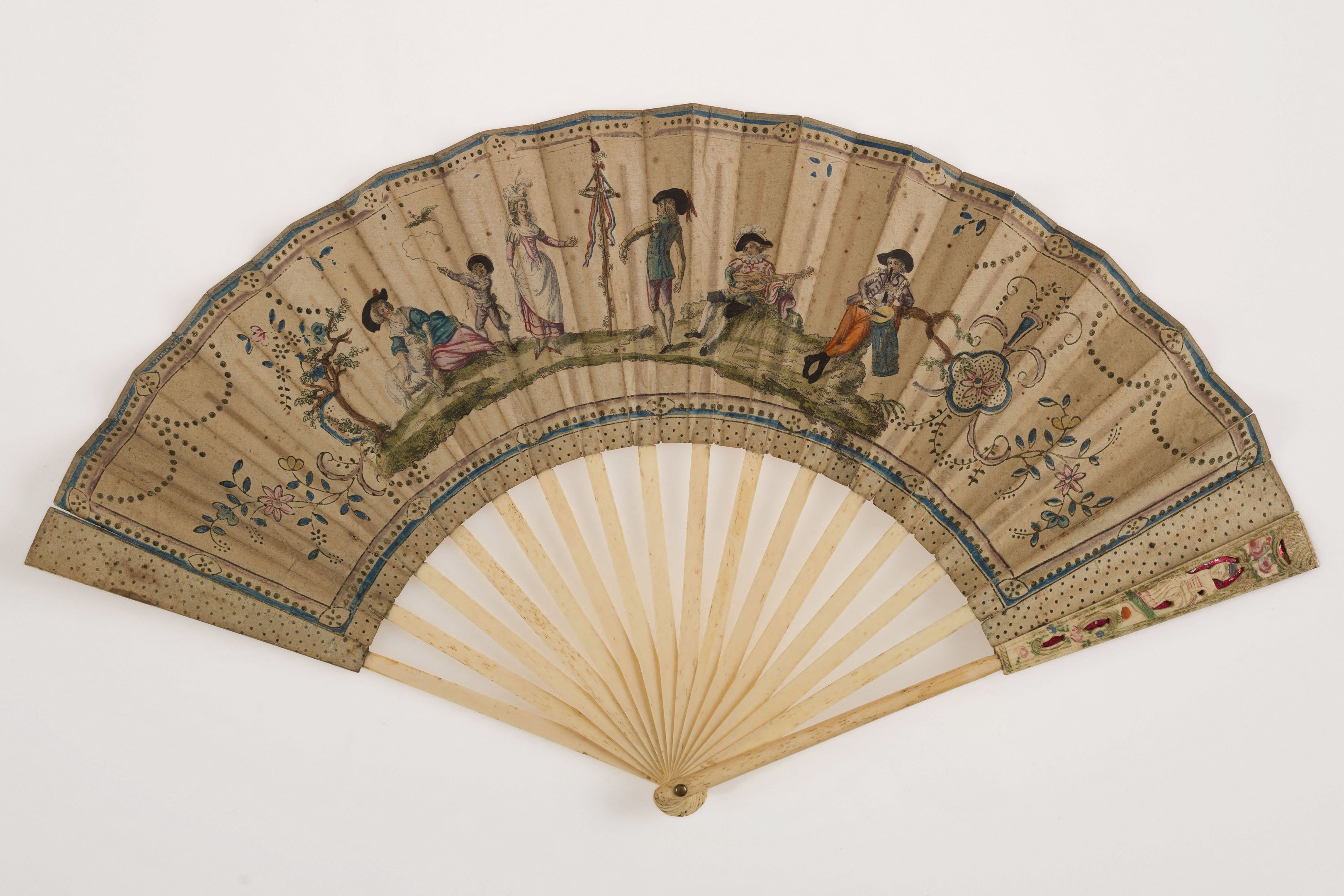 Ein dekorativer Ventilator mit einem lebendigen Gemälde von tanzenden Menschen vor einem weißen Hintergrund.